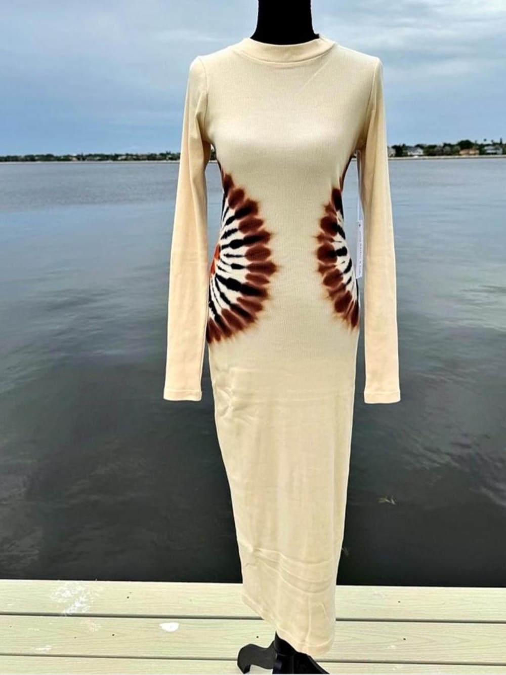 NWT, YFB, L, Dax Midi dress in Mud Stellar Wash. Ribbed material. MSRP $158.00